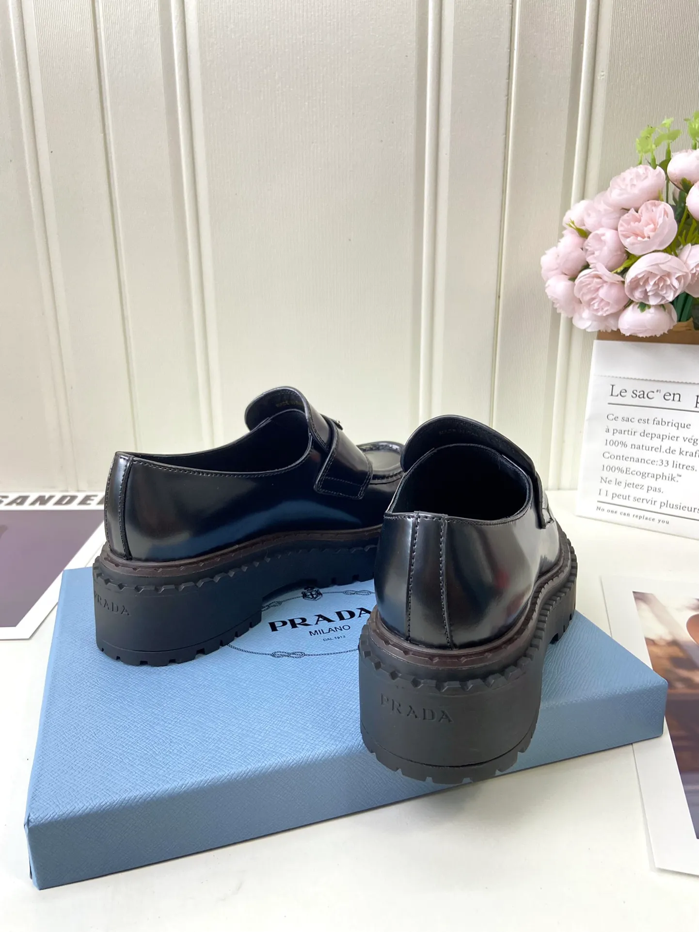 👟👟Ex-factory price 520👟👟 🔥🔥✨Prada* 2024WA new autumn and winter thick-soled loafers👟 These leather loafers use thick soles, craftsmanship details and contemporary elements add vitality, interpreting classics in a new fashion language. Enamel-coated triangular metal logo with a height of 55 mm makes its debut 🌟 Recommended by major bloggers on Xiaohongshu, developed 1-1 to highlight classic charm. Cowhide lining TPU outsole ➕ genuine leather edge bar Code number: 35 to 41 (40-41 customized, non-refundable)
